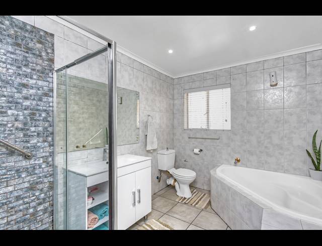 4 BEDROOM FREEHOLD FOR SALE IN BRAMLEY